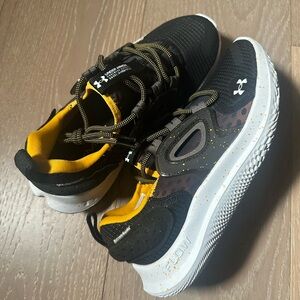 Under Armour Flow Velociti MVMNT (Women’s Sz 7)